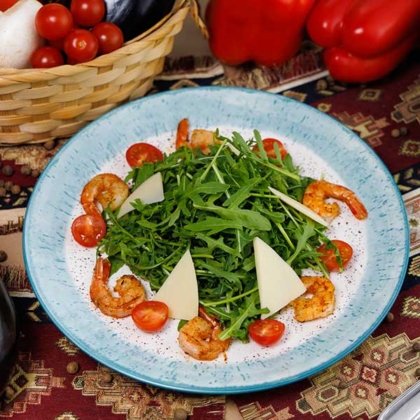 Рукола с креветками